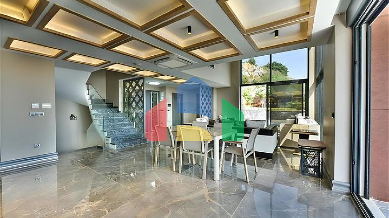 Вилла с видом на Средиземное море и Аланийскую крепость