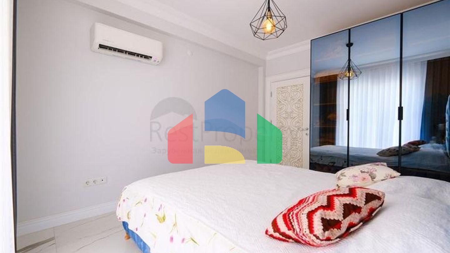 Мебелированная просторная квартира в комплексе с видом на море и горы