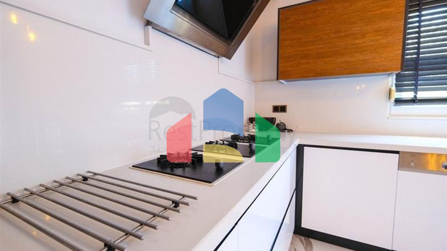 Мебелированная просторная квартира в комплексе с видом на море и горы