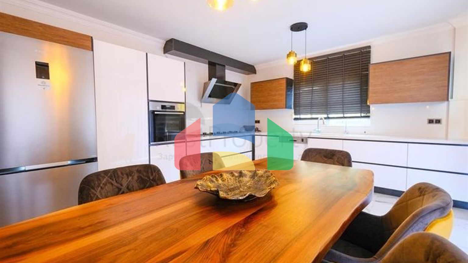 Мебелированная просторная квартира в комплексе с видом на море и горы