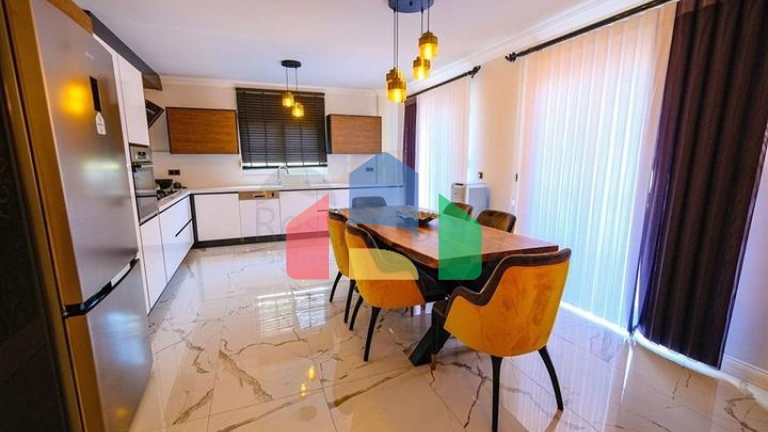 Мебелированная просторная квартира в комплексе с видом на море и горы