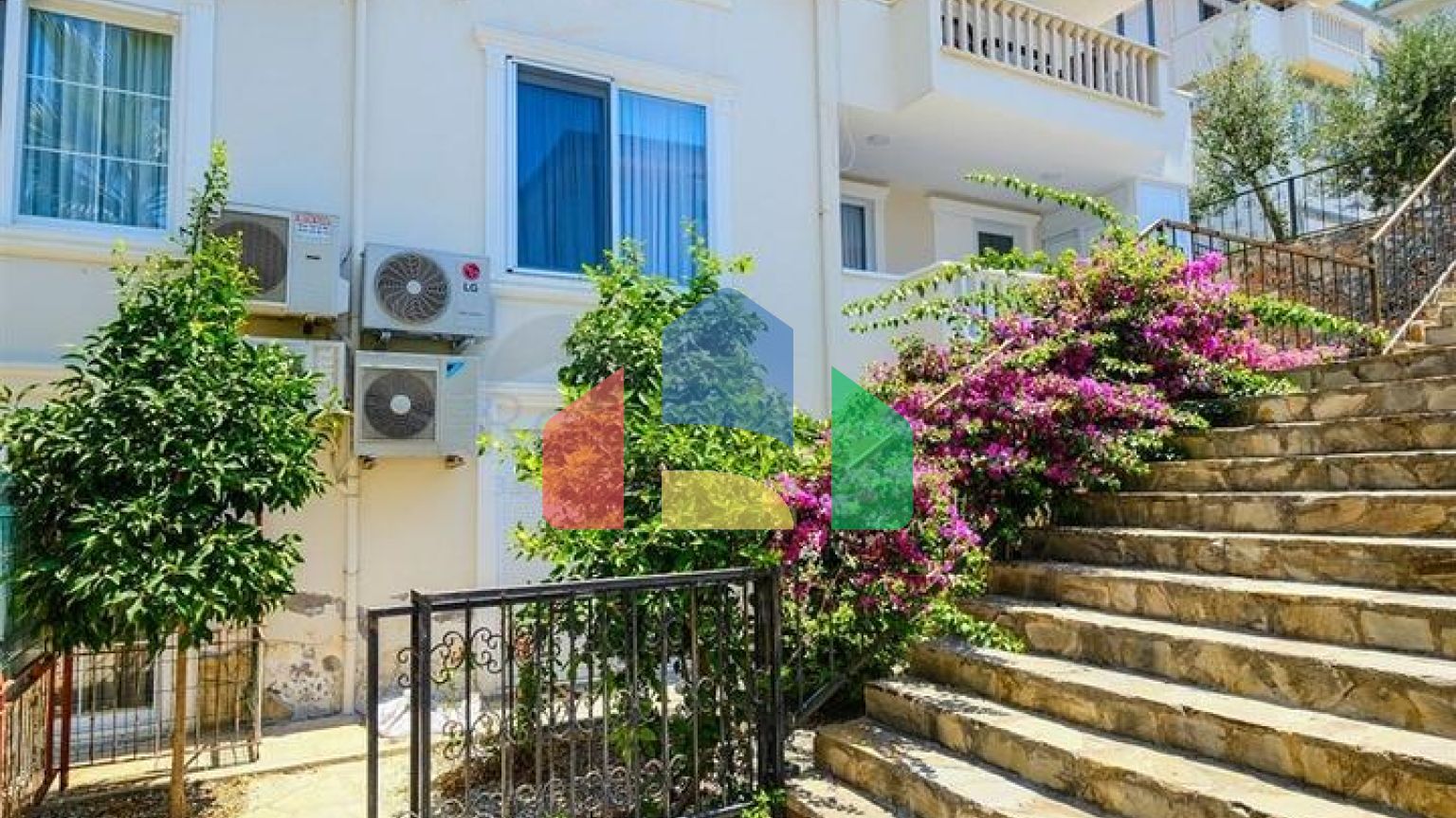 Мебелированная просторная квартира в комплексе с видом на море и горы