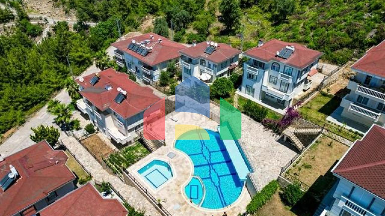 Мебелированная просторная квартира в комплексе с видом на море и горы