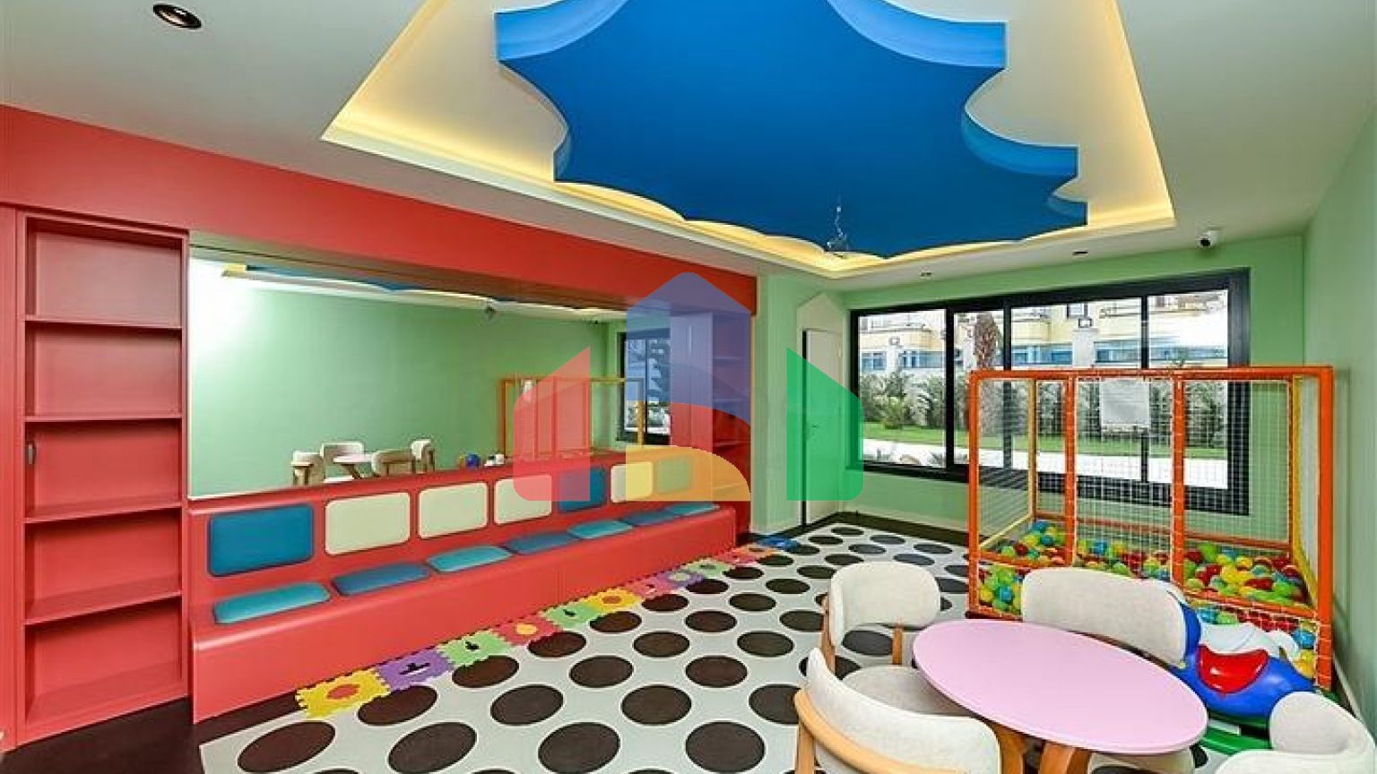 Просторная квартира 2+1 в новом комплексе с видом на море в центре Аланьи