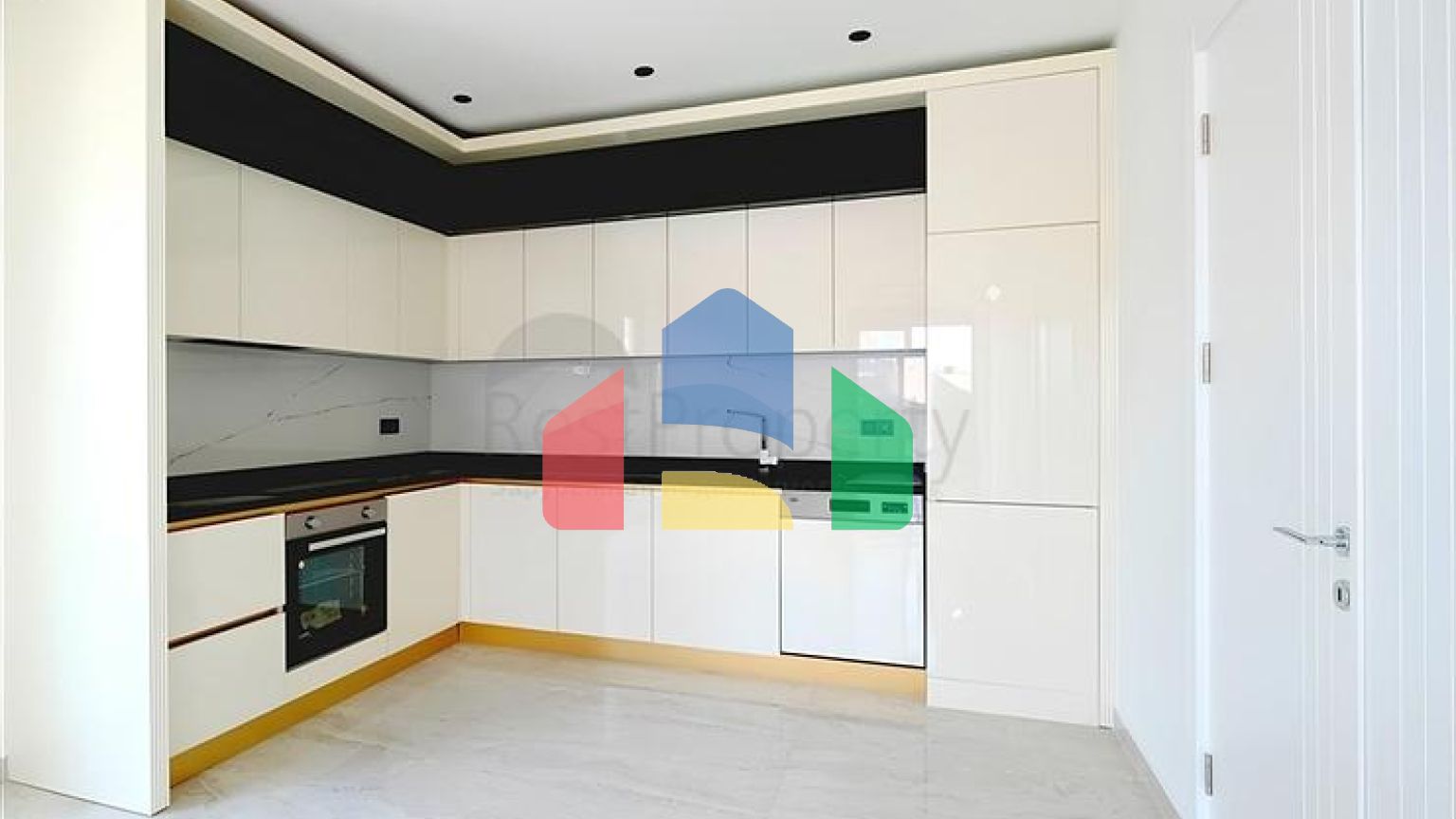 Просторная квартира 2+1 в новом комплексе с видом на море в центре Аланьи