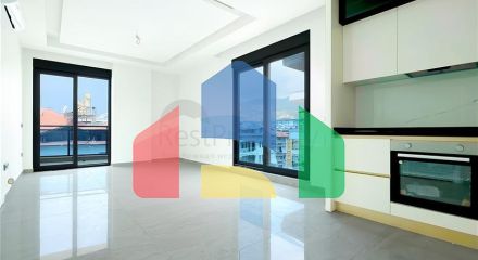 Просторная квартира 2+1 в новом комплексе с видом на море в центре Аланьи