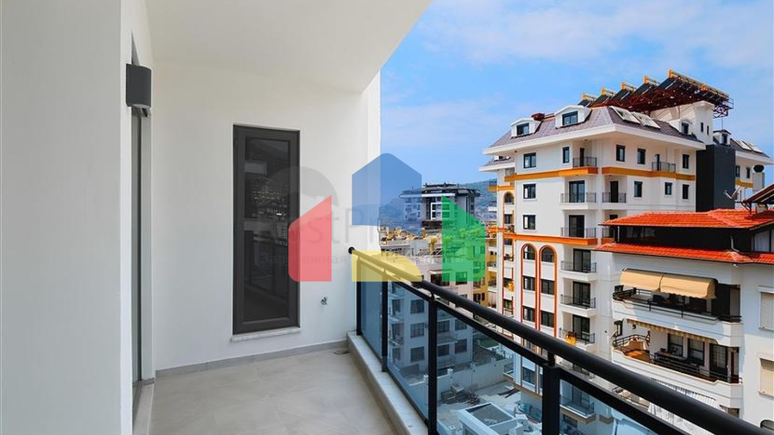 Просторная квартира 2+1 в новом комплексе с видом на море в центре Аланьи