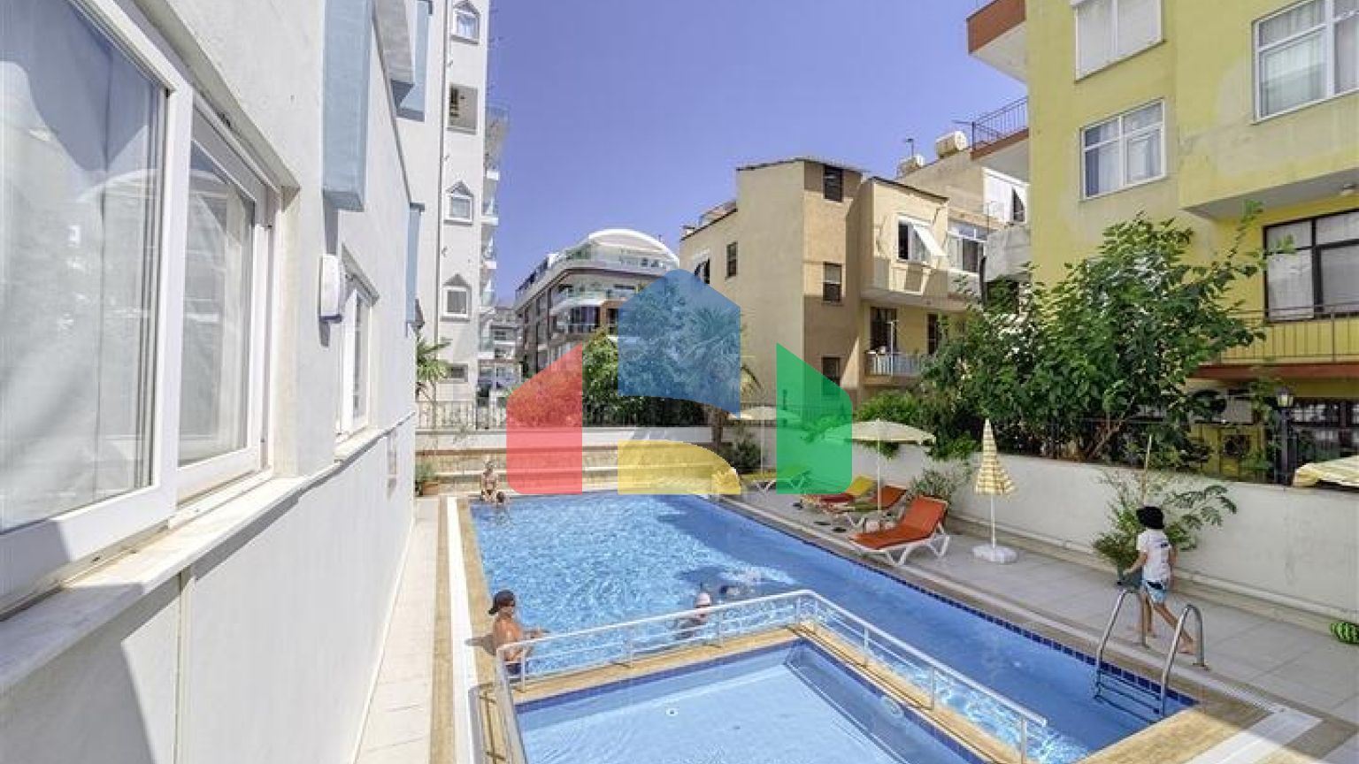 Простора мебльована квартира 2+1 в 350 метрах від знаменитого пляжу Клеопатра