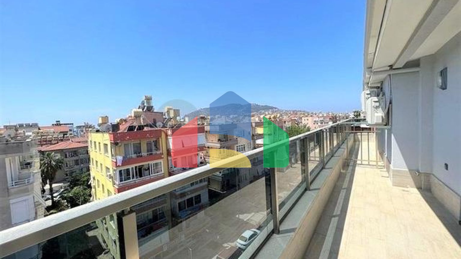 Просторий пентхаус 4 + 1 в центрі Аланії з видом на фортецю