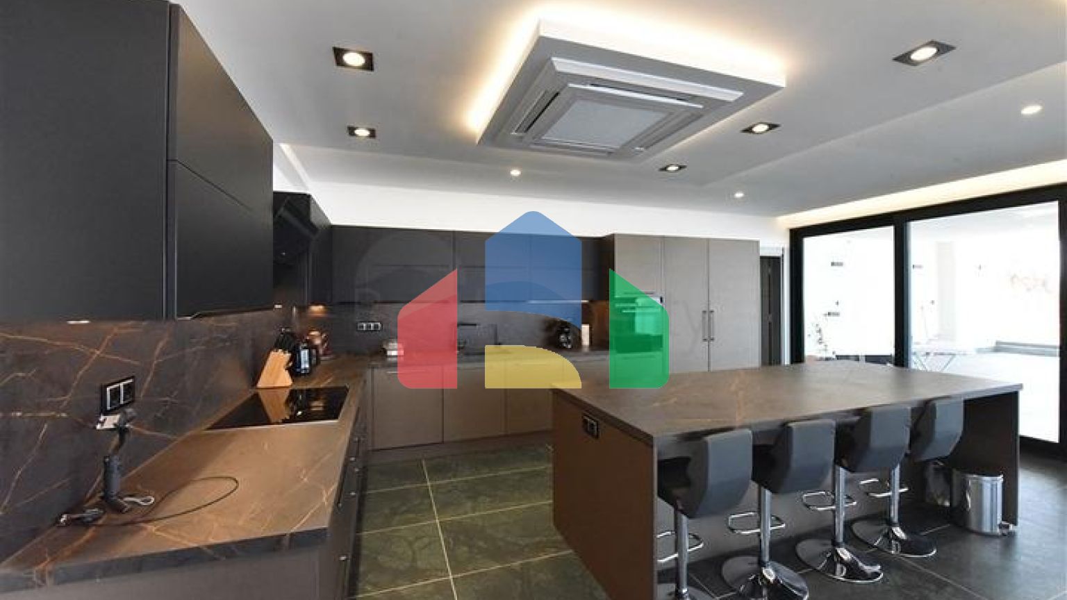 Вилла 4+2 с бассейном и видом на Средиземное море