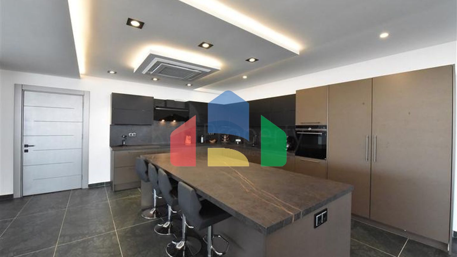 Вилла 4+2 с бассейном и видом на Средиземное море