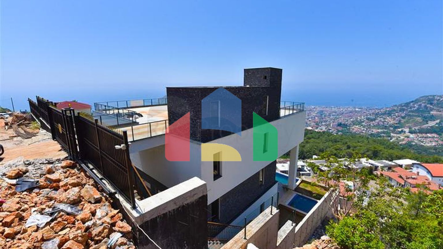 Вилла 4+2 с бассейном и видом на Средиземное море