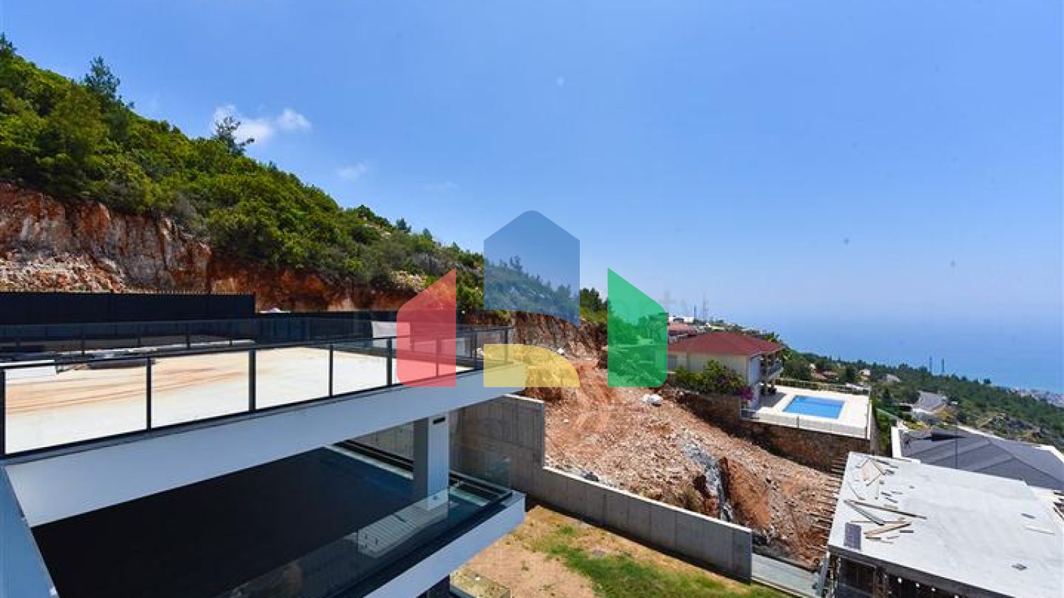 Вилла 4+2 с бассейном и видом на Средиземное море