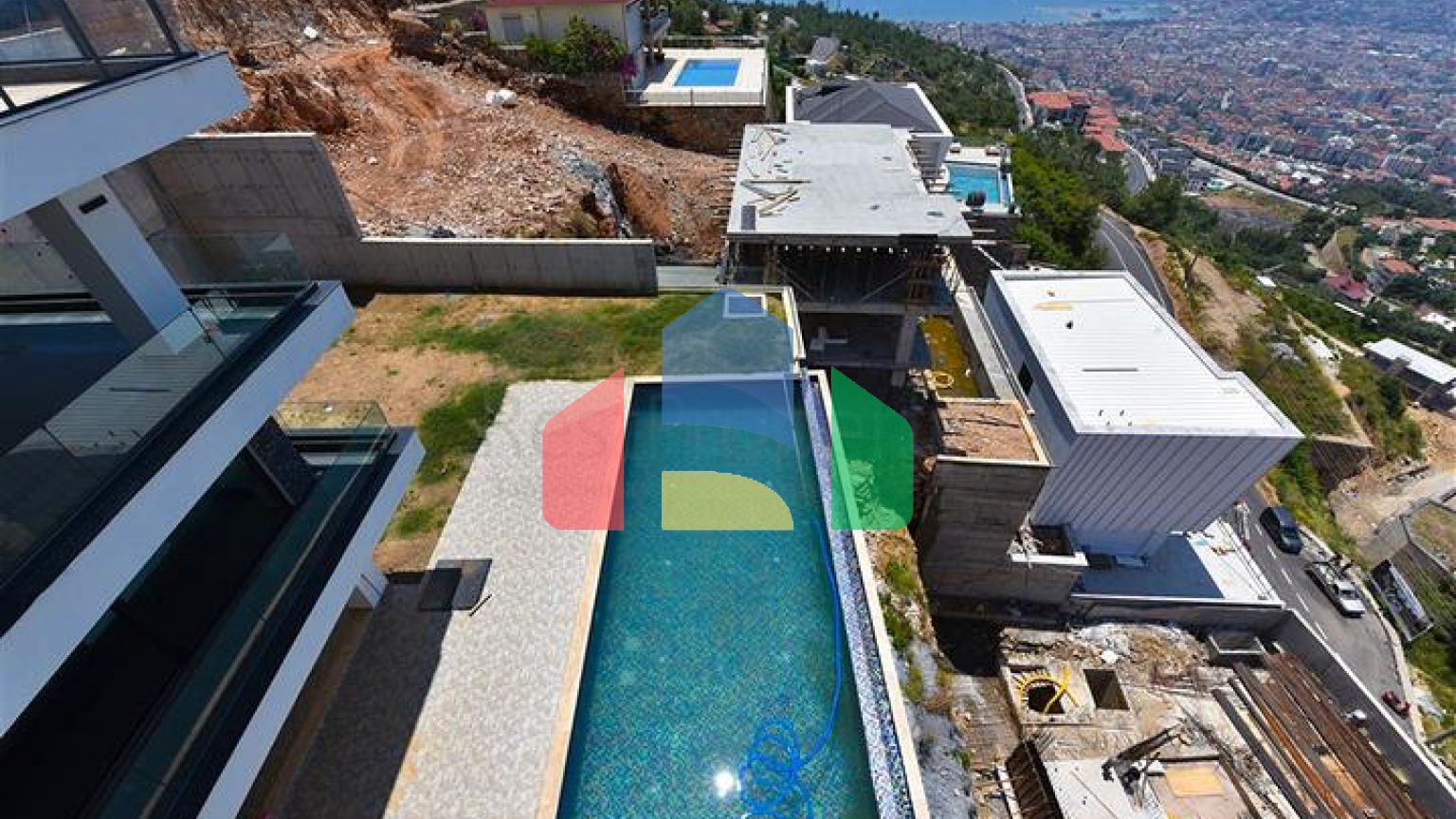 Вилла 4+2 с бассейном и видом на Средиземное море