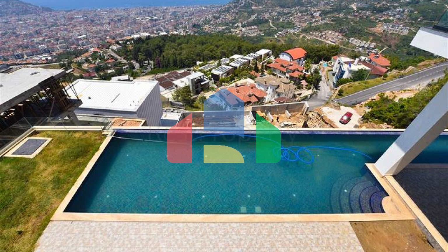 Вилла 4+2 с бассейном и видом на Средиземное море