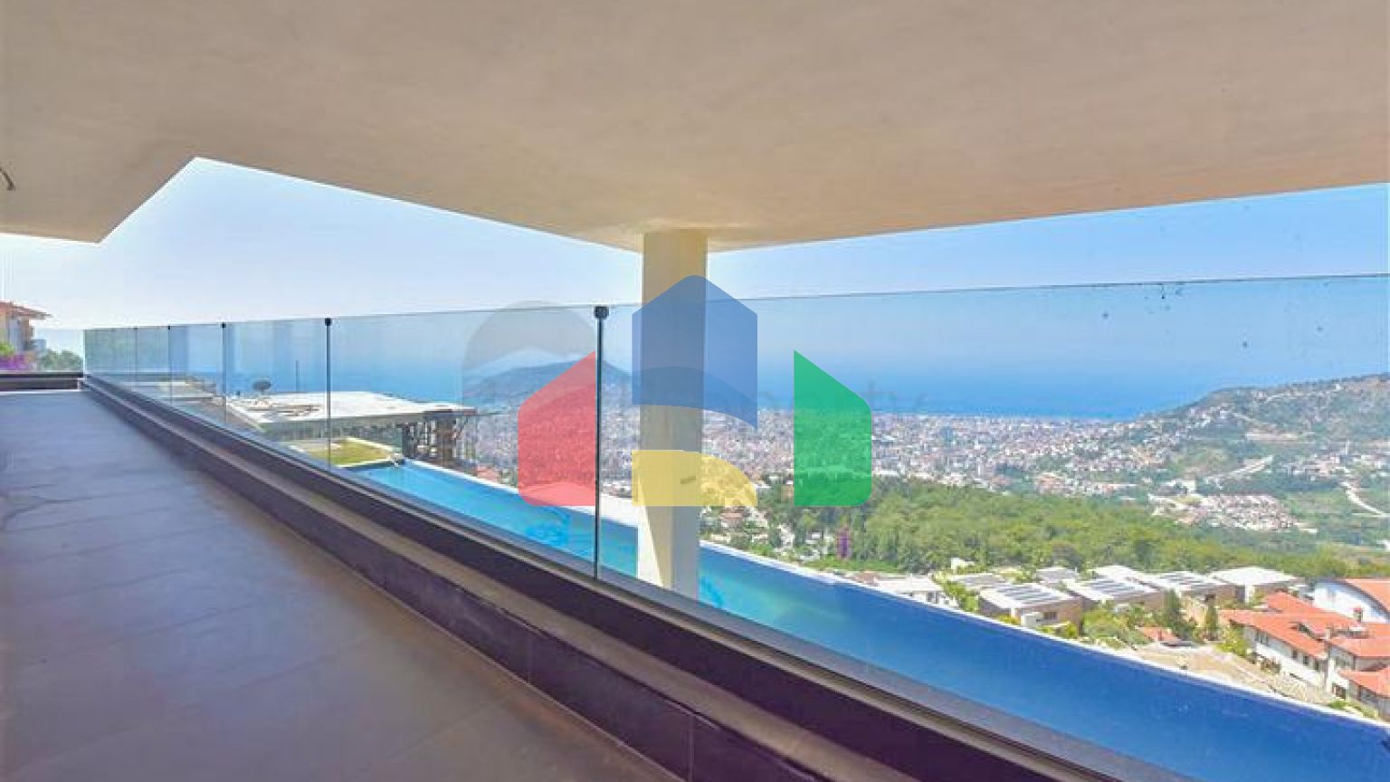 Вилла 4+2 с бассейном и видом на Средиземное море