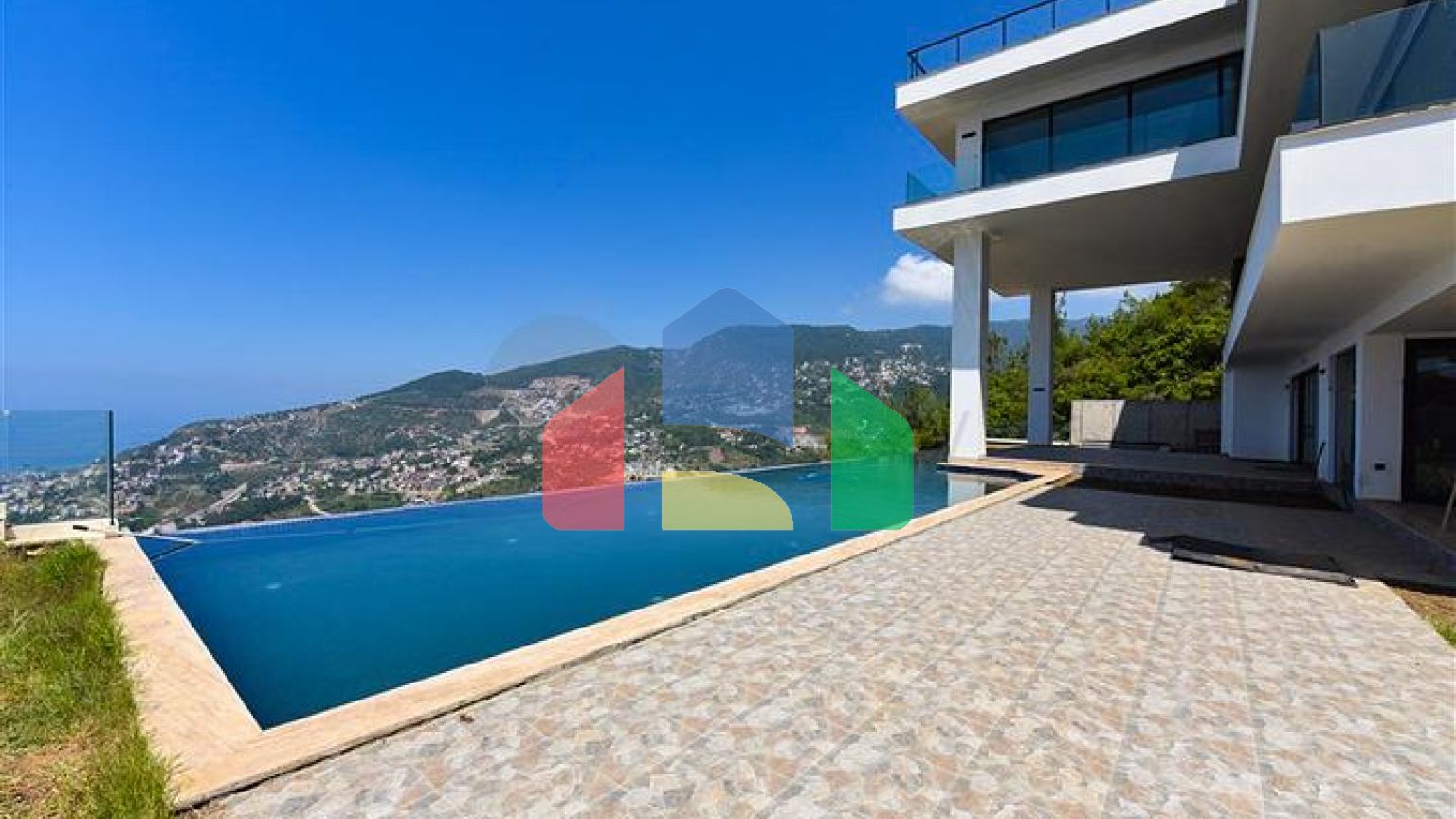 Вилла 4+2 с бассейном и видом на Средиземное море