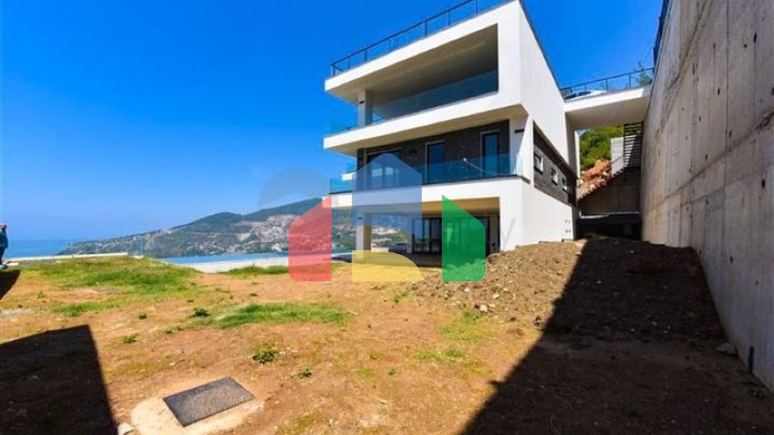 Вилла 4+2 с бассейном и видом на Средиземное море