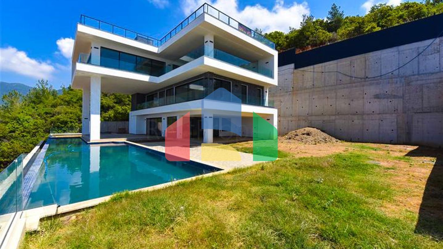 Вилла 4+2 с бассейном и видом на Средиземное море