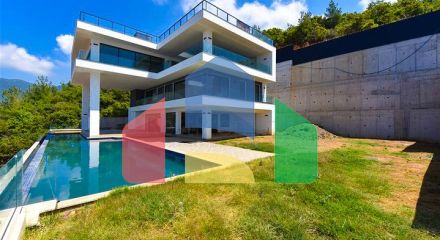 Вилла 4+2 с бассейном и видом на Средиземное море