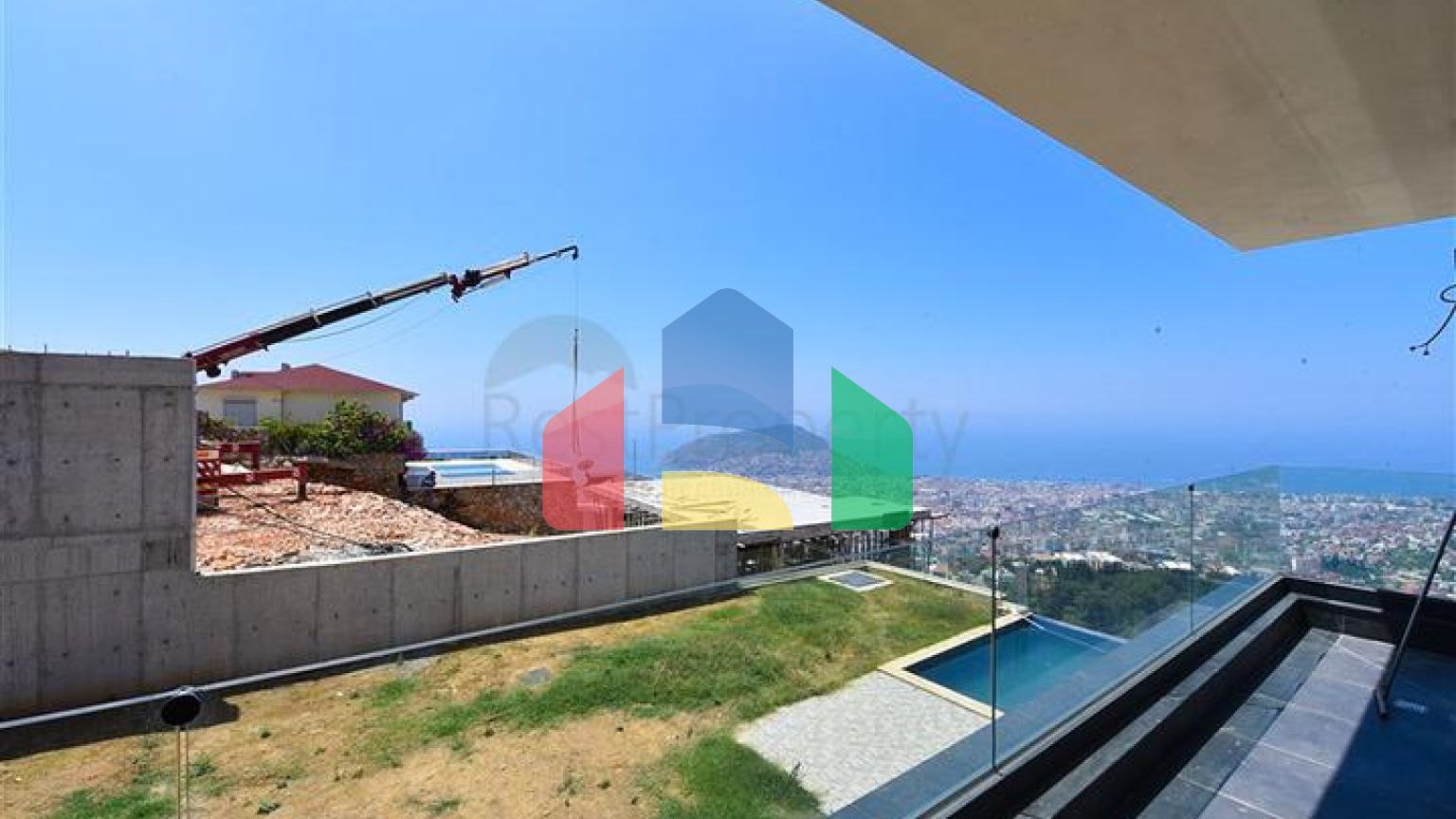 Вилла 4+2 с бассейном и видом на Средиземное море