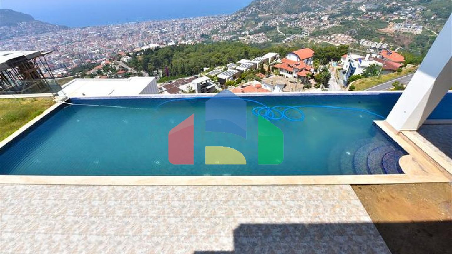 Вилла 4+2 с бассейном и видом на Средиземное море