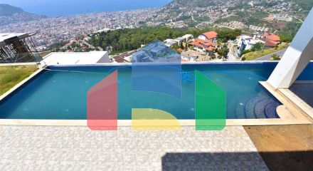 Вилла 4+2 с бассейном и видом на Средиземное море