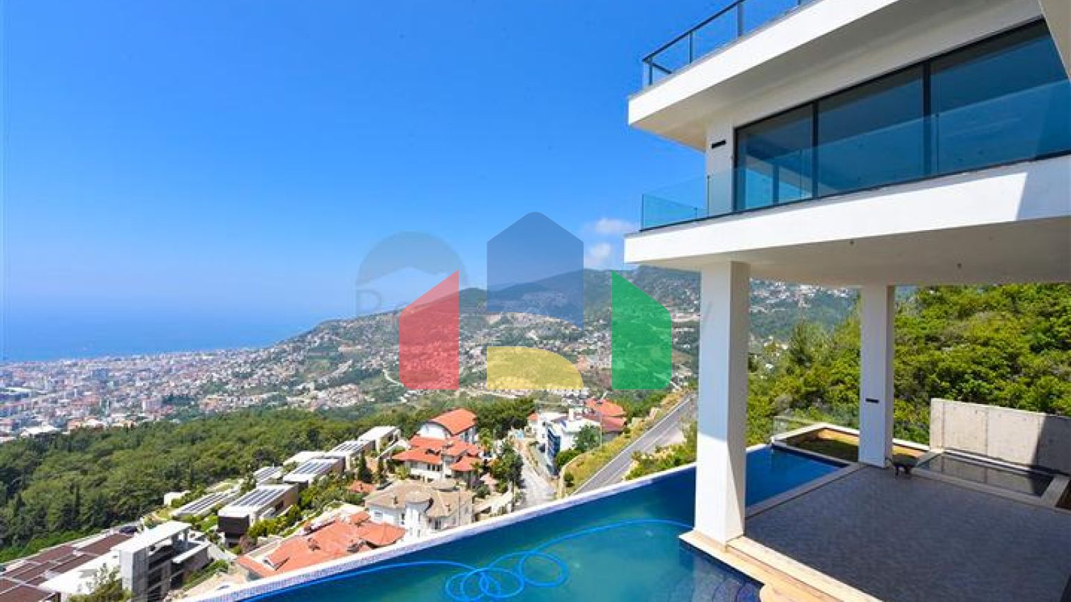 Вилла 4+2 с бассейном и видом на Средиземное море