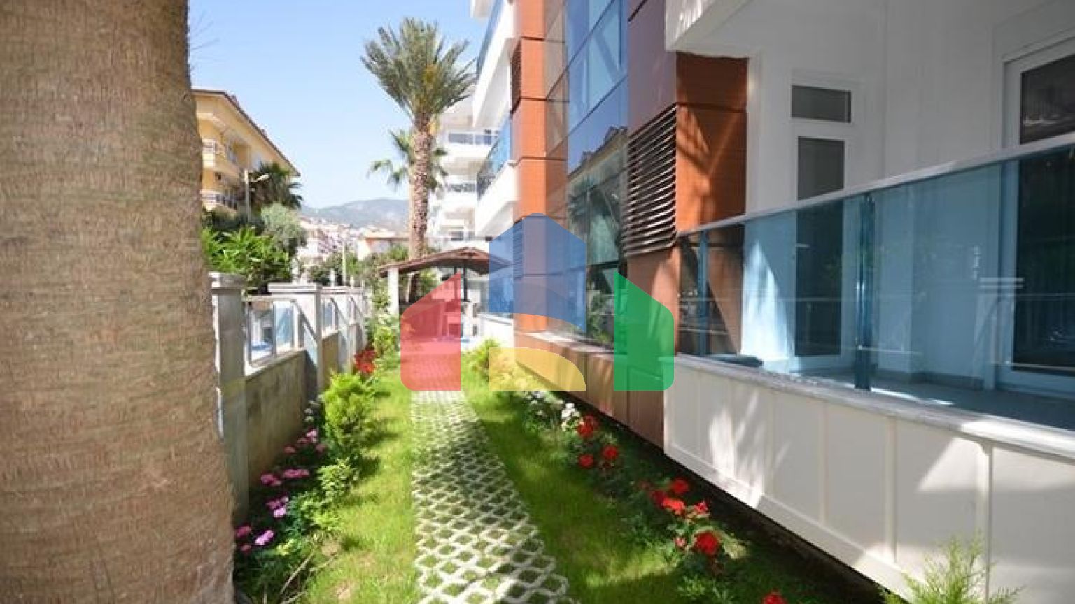 Меблированные апартаменты планировкой 1+1 на пляже Клеопатра