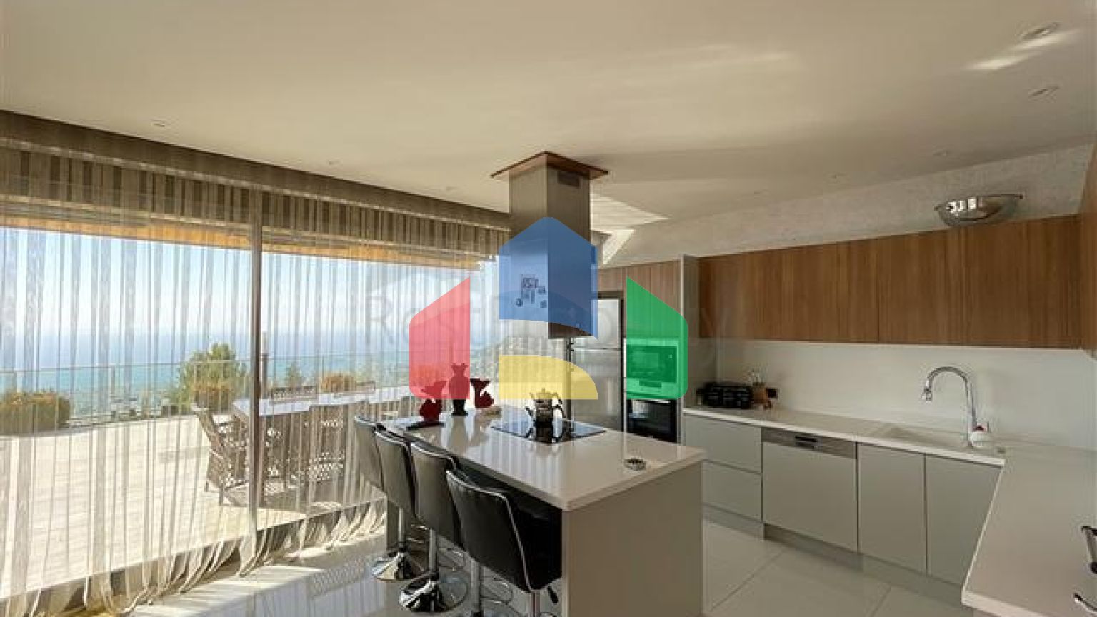 Двухуровневая вилла с бассейном с открытым видом на море