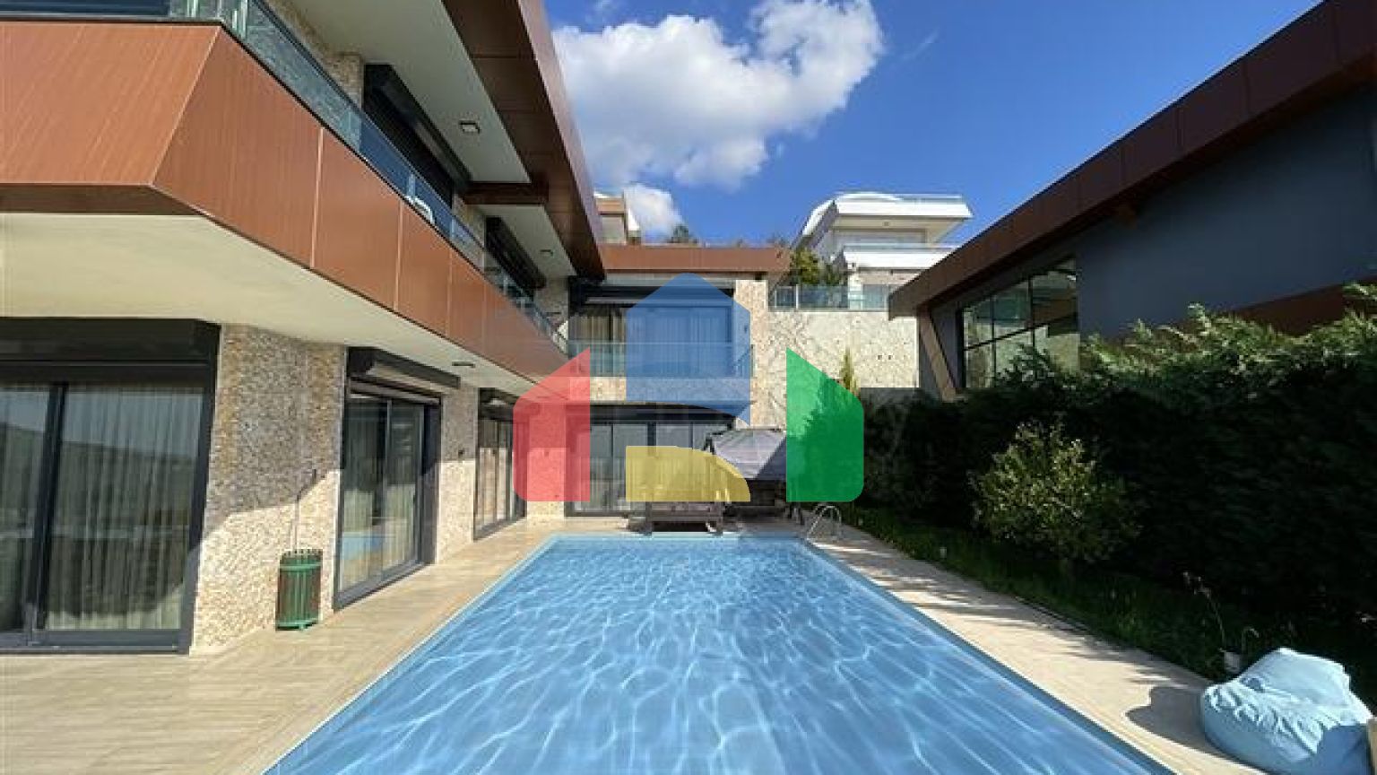 Двухуровневая вилла с бассейном с открытым видом на море