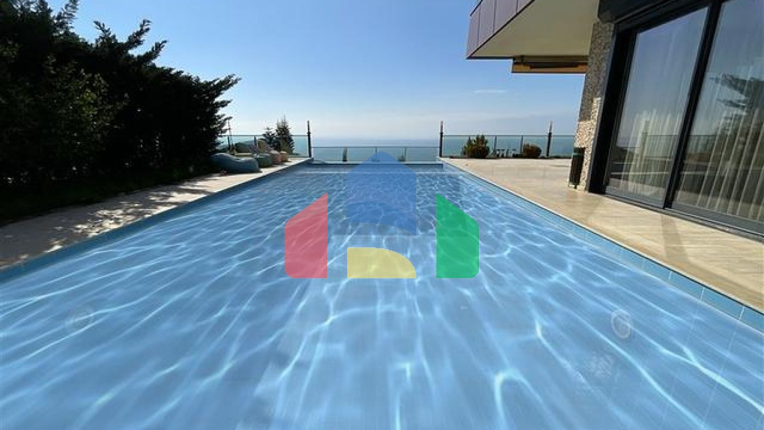 Двухуровневая вилла с бассейном с открытым видом на море