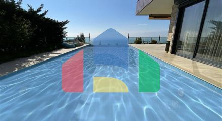 Двухуровневая вилла с бассейном с открытым видом на море