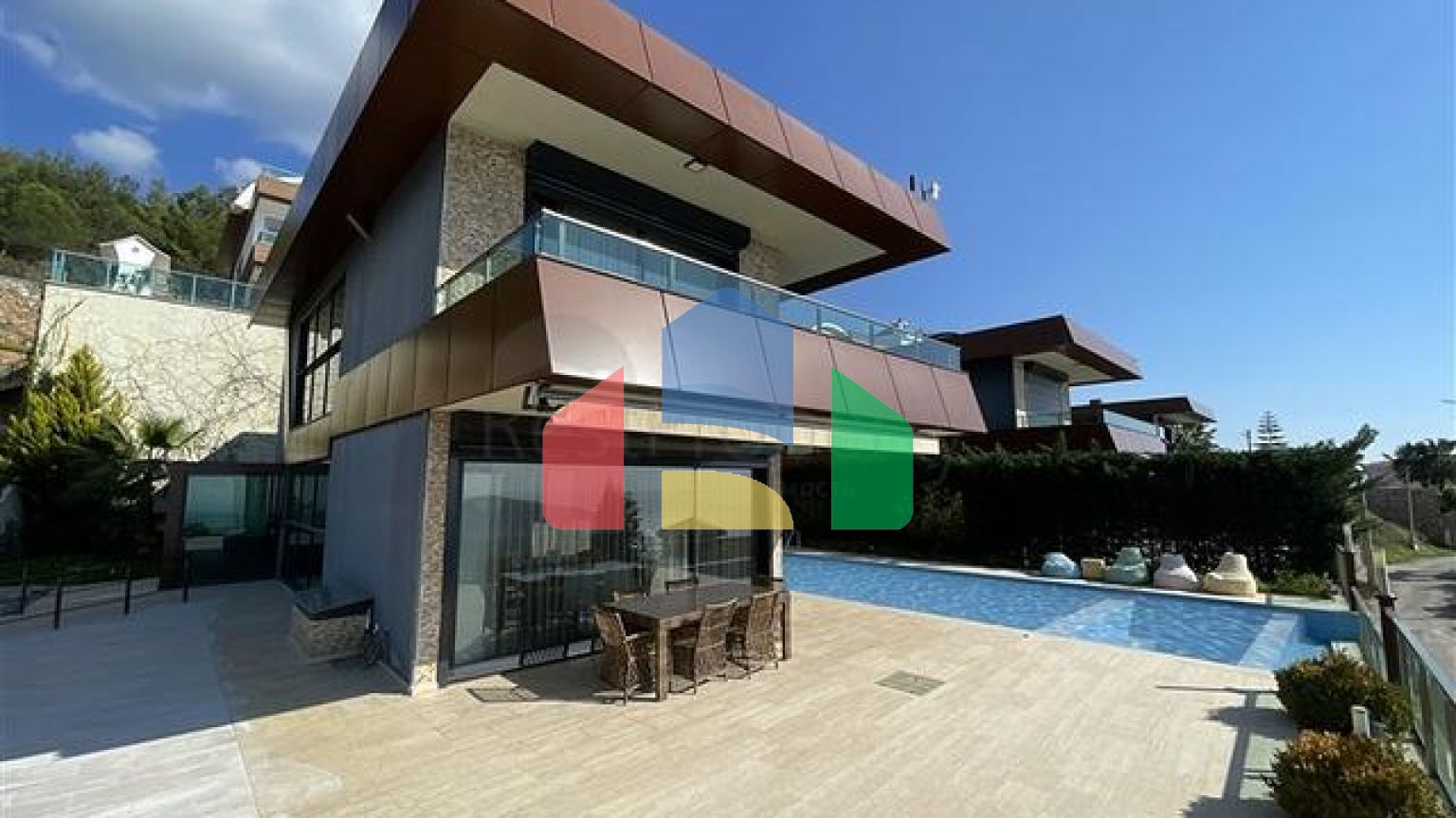 Двухуровневая вилла с бассейном с открытым видом на море