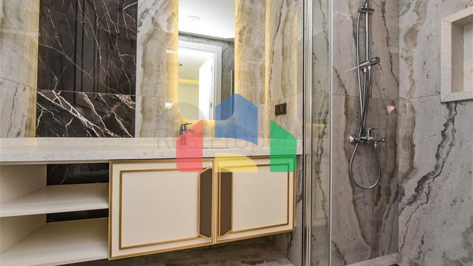 Пентхаус 3+1 в центре Алании с потрясающими видовыми характеристиками