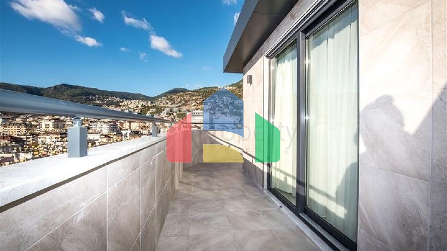 Пентхаус 3+1 в центре Алании с потрясающими видовыми характеристиками