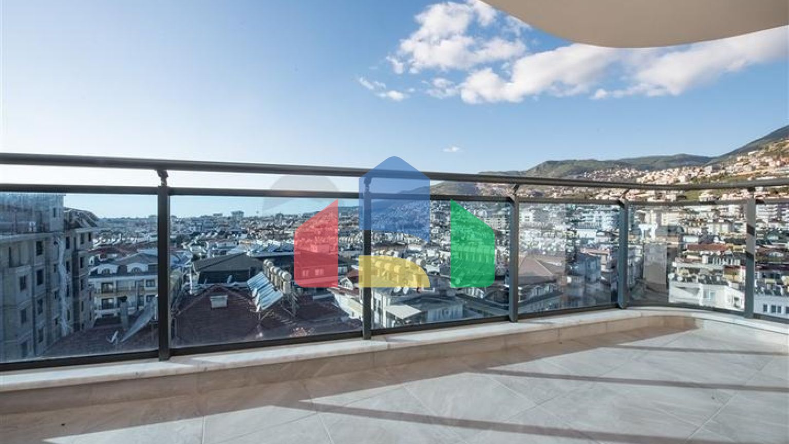 Пентхаус 3+1 в центре Алании с потрясающими видовыми характеристиками