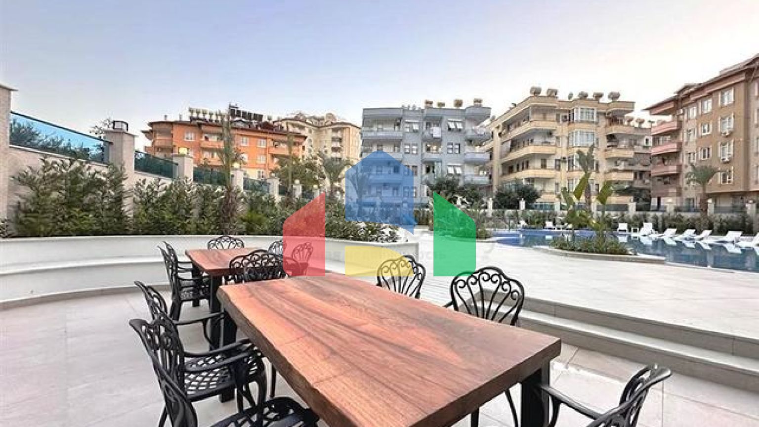 Пентхаус 3+1 в центре Алании с потрясающими видовыми характеристиками