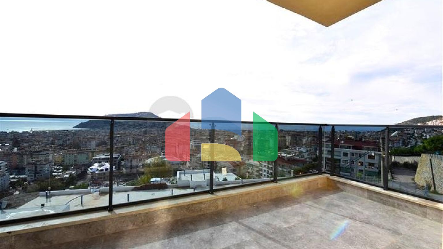 Трикімнатна квартира з шикарним панорамним видом на море