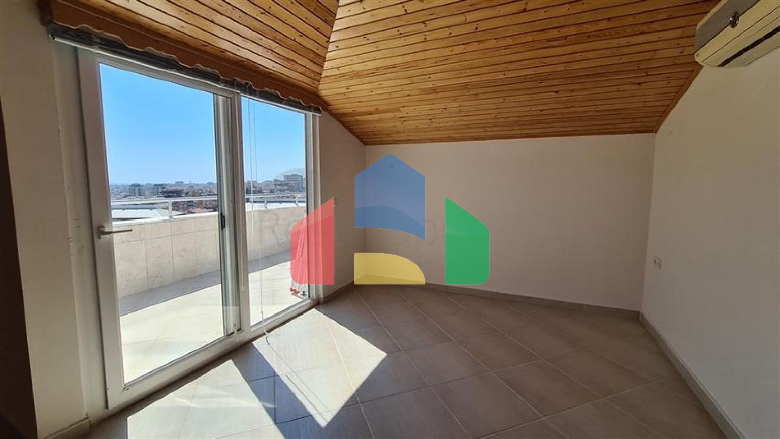 Пентхаус 4+1 с видом на море в самом центре Алании