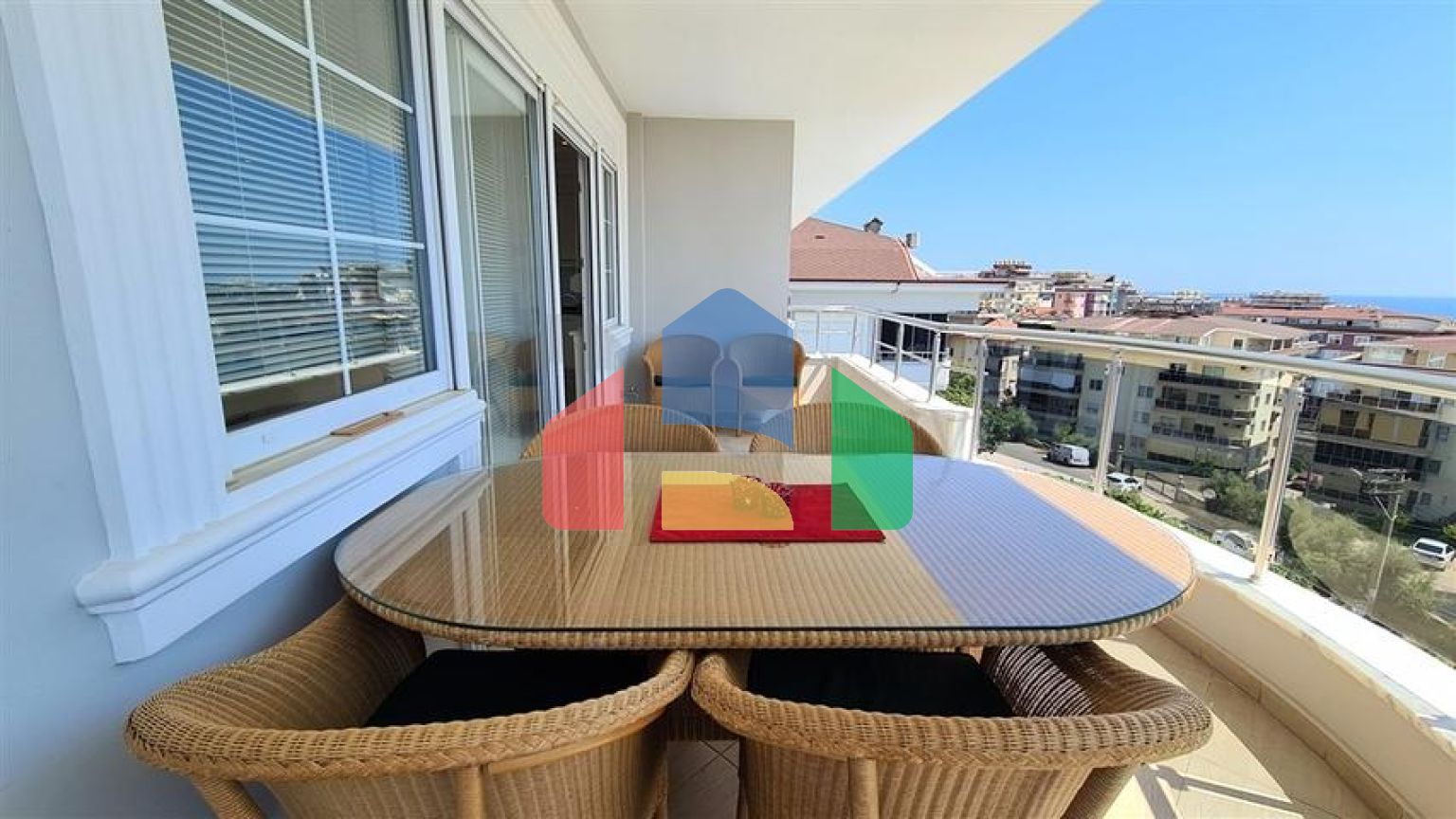 Пентхаус 4+1 с видом на море в самом центре Алании