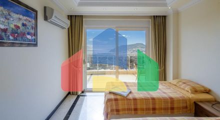 Меблированный пентхаус 4+1 с видом на море в центре Алании