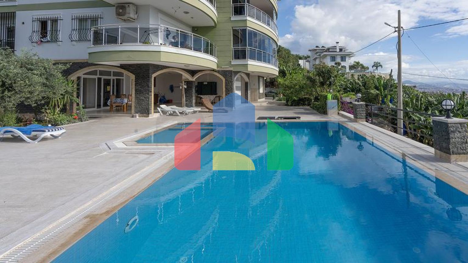 Меблированный пентхаус 4+1 с видом на море в центре Алании