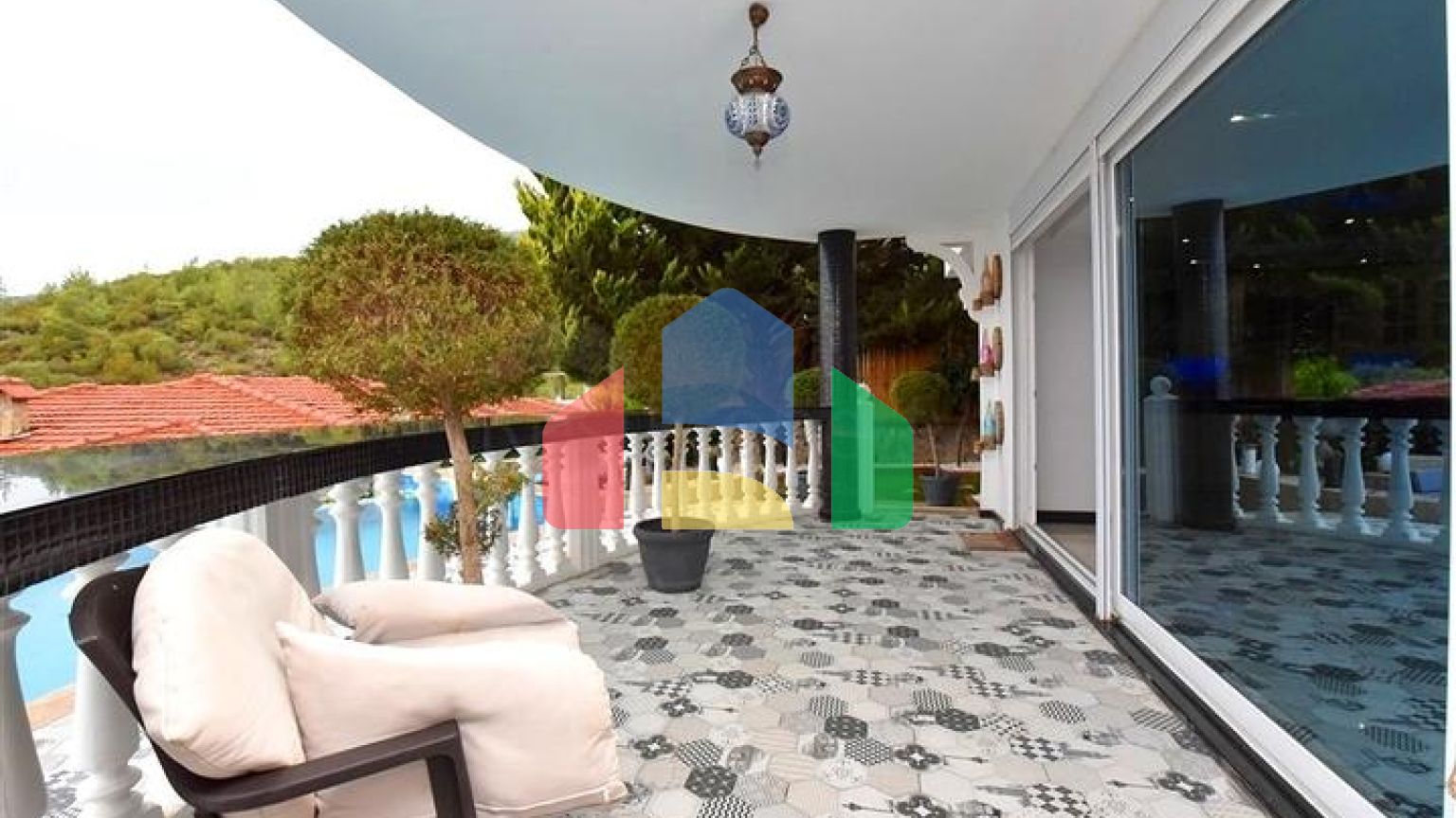 Мебльована вілла з панорамним видом в самому центрі Аланії