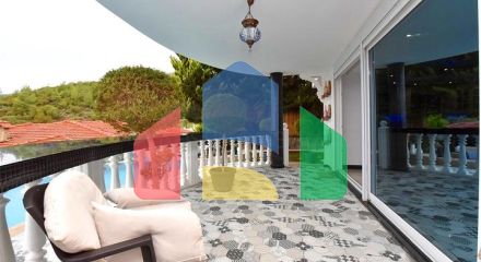 Мебльована вілла з панорамним видом в самому центрі Аланії