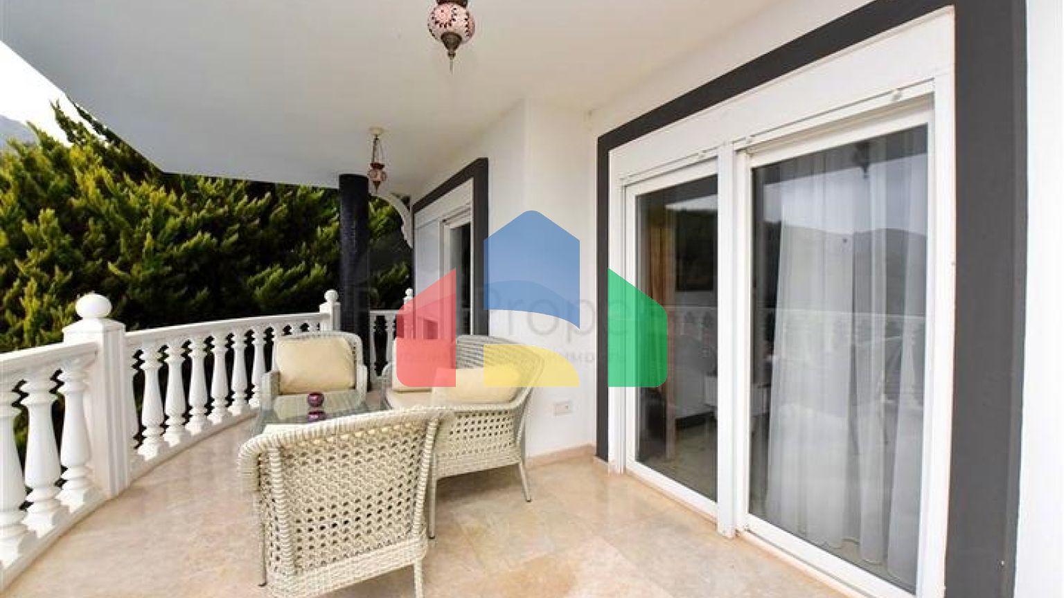 Мебльована вілла з панорамним видом в самому центрі Аланії