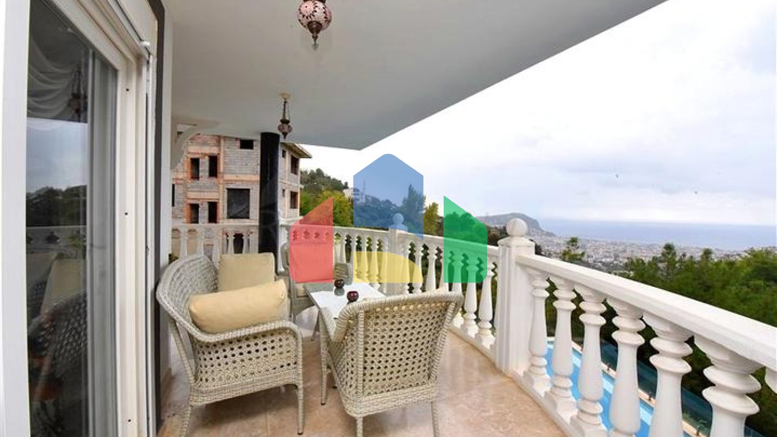 Мебльована вілла з панорамним видом в самому центрі Аланії