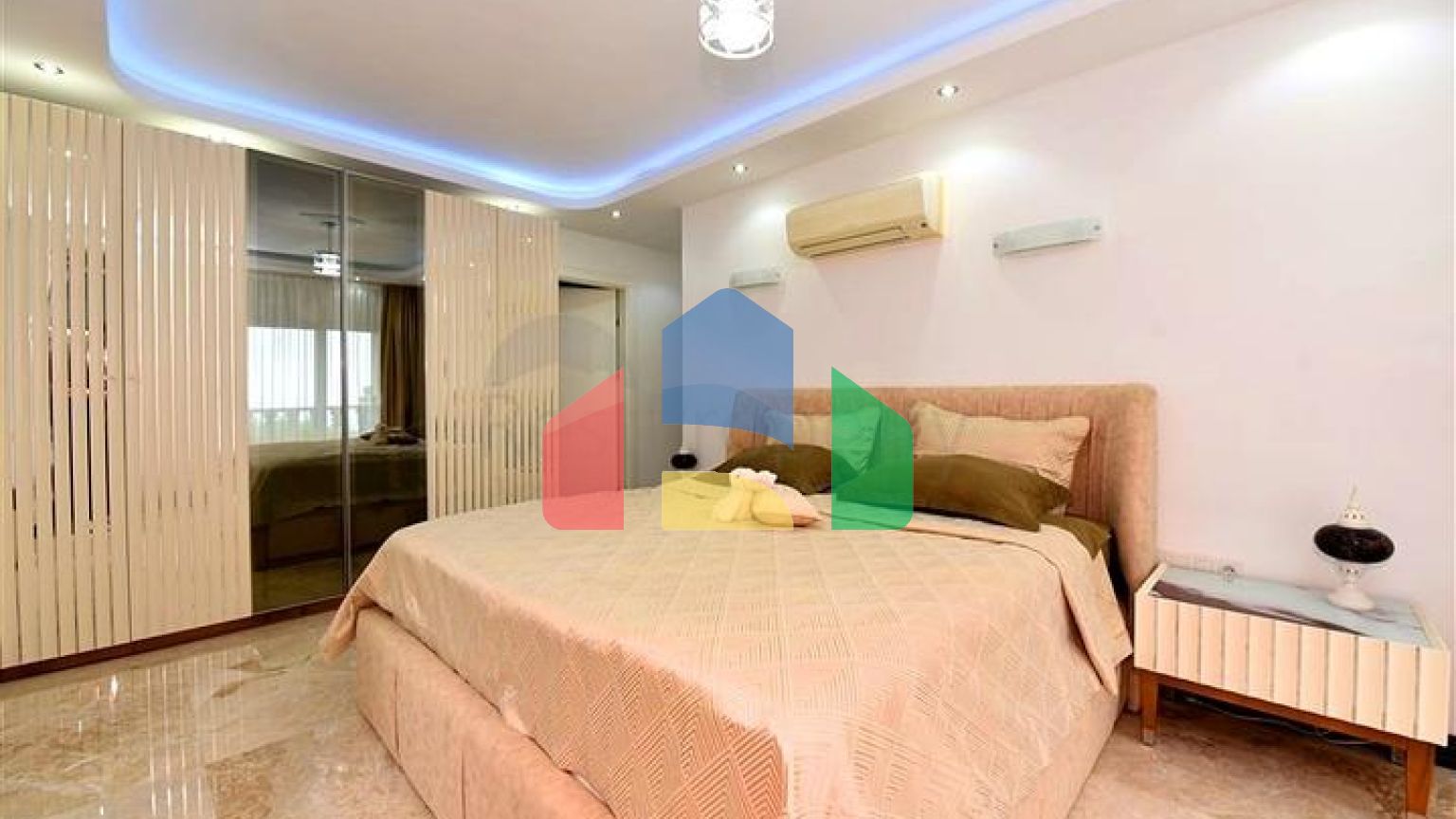 Мебльована вілла з панорамним видом в самому центрі Аланії