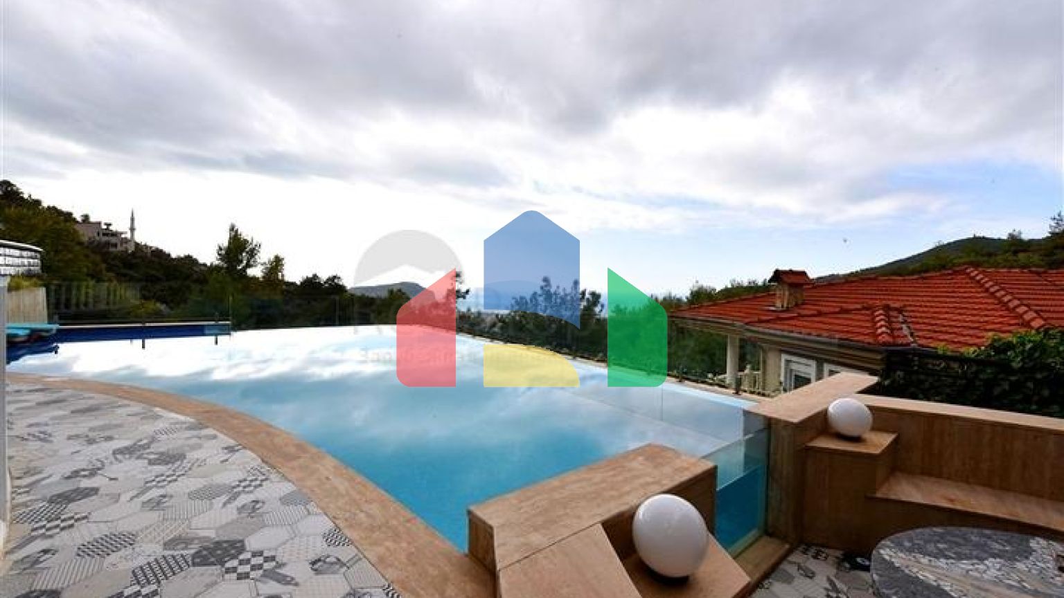 Мебльована вілла з панорамним видом в самому центрі Аланії