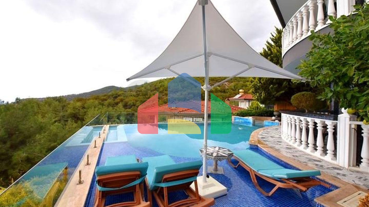 Мебльована вілла з панорамним видом в самому центрі Аланії